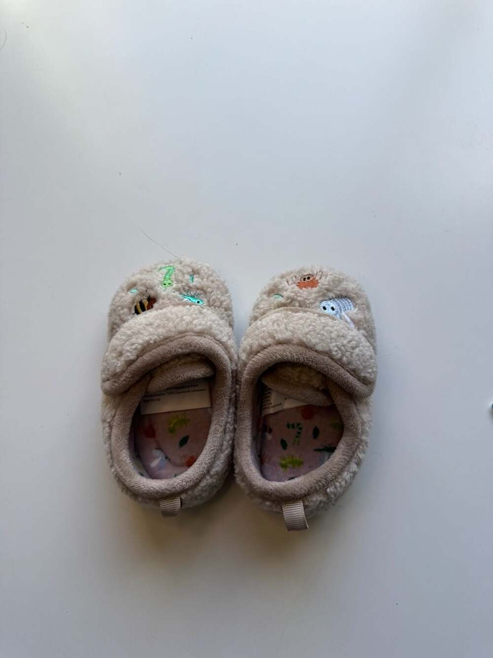 Wonder Nation Slippers Size 5 Beige Bugs Embroidered